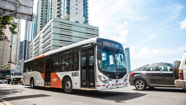 A Metrobus system bus, part of the new mass transportation system in Panama City, Panama. © Gerardo Pesantez / World Bank