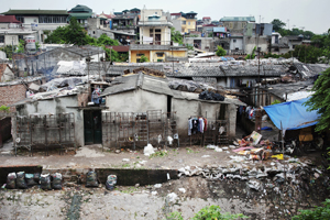An urban slum in Hanoi, Vietnam. © UN Photo/Kibae Park